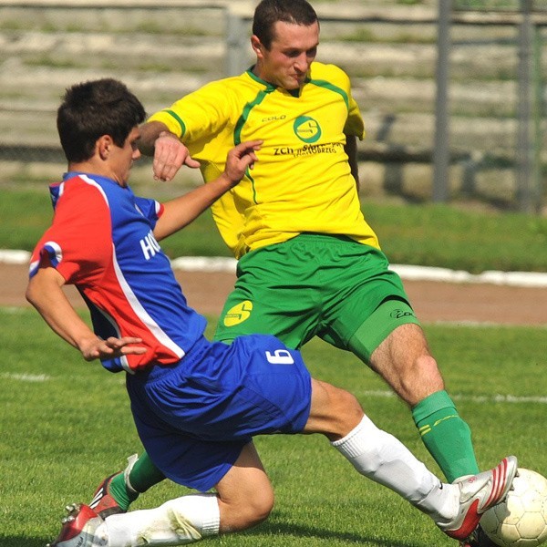 Piłkarze Siarki Tarnobrzeg (żółto-zielone stroje) nie przestraszyli się groźnego rywala i wywieźli z Przemyśla 1 punkt.