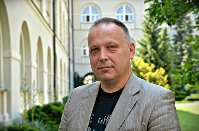 Paweł Nowak - dr hab., językoznawca, kierownik Katedry Języka Mediów i Komunikacji Społecznej KUL. Jest także biegłym sądowym oraz wykładowcą Krajowej Szkoły Sądownictwa i Prokuratury. 