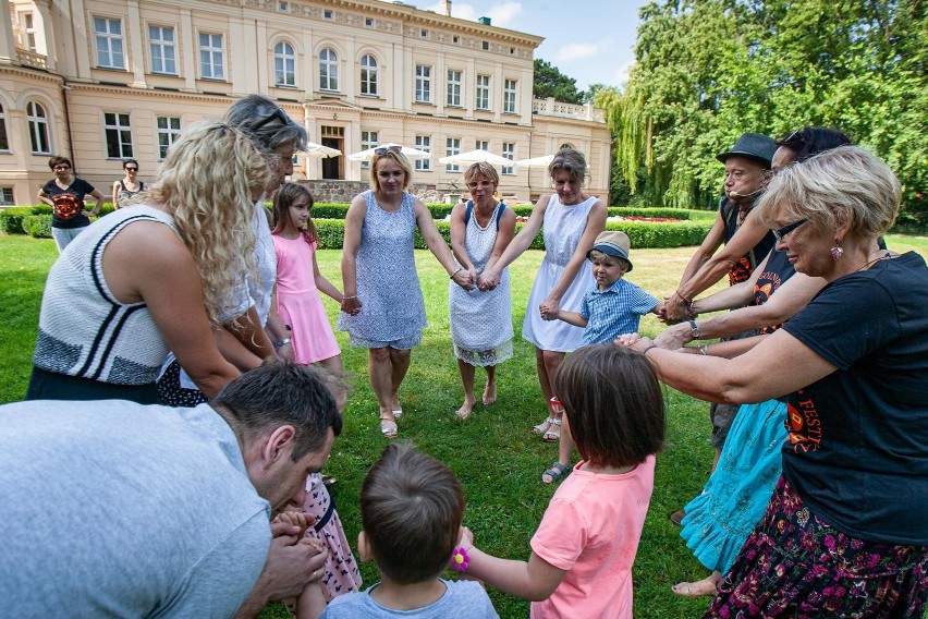 Taniec w kręgu z podaniem sobie rąk bez względu na wiek:...