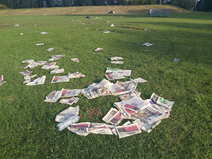 Śmieci i sterty gazet - to krajobraz po miejskich dożynkach....