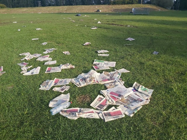Śmieci i sterty gazet - to krajobraz po miejskich dożynkach. Zobacz kolejne zdjęcia. Przesuwaj zdjęcia w prawo - naciśnij strzałkę lub przycisk NASTĘPNE