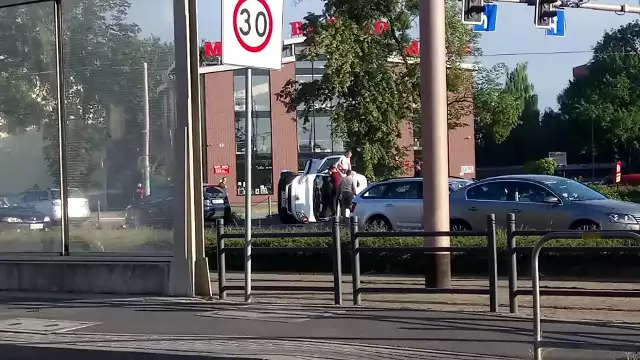 Auto przewróciło się na bok