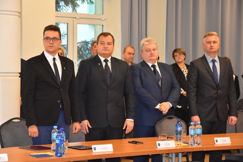 Pożegnanie radnych Rady Miejskiej VII kadencji w Starachowicach i historyczna rezolucja. Co było w torebkach prezentowych