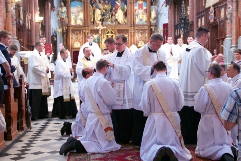 Po zakończeniu obrzędu święceń, nowi kapłani sprawowali...