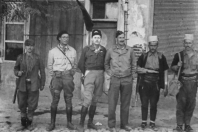 Od drugiego od lewej: mjr Alan Hare, mjr Peter Kemp i mjr Richard Riddell w Albanii (listopad 1943)