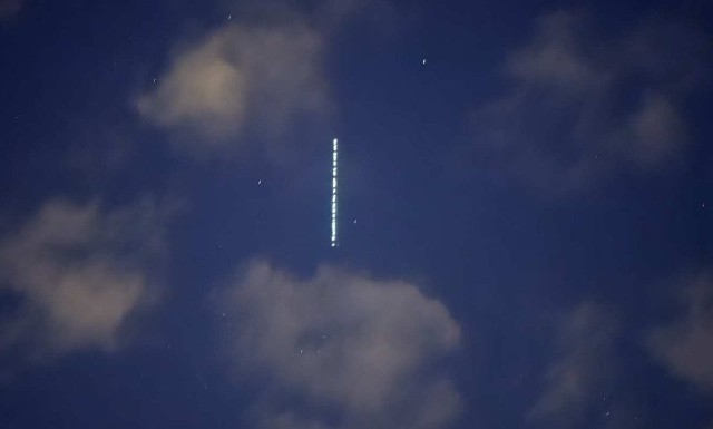 Tak wygląda kosmiczny pociąg lecących satelitów Starlink uchwycony nad Polskim niebem. Takiego widoku spodziewajcie się także dziś!
