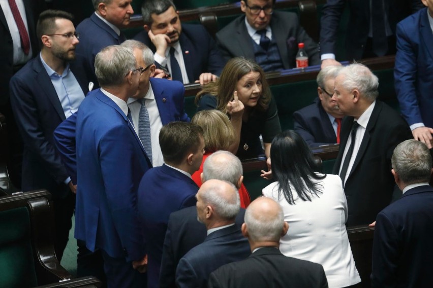 Sejm: 2 mld zł dla TVP. Joanna Lichocka pokazała środkowy palec opozycji? KO wnosi o ukaranie posłanki PiS