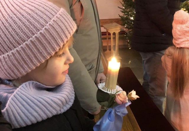 Dzieci z parafii pod wezwaniem Wniebowzięcia Najświętszej Maryi Panny w Kazimierzy Małej przygotowujące się do I komunii świętej otrzymały świece.