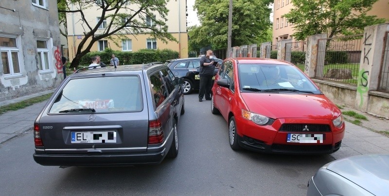 Czerwone mitsubishi zostało zablokowane przez taksówkarzy.