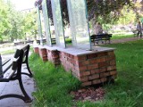 Podmurówka z tablicami przy bydgoskiej fontannie się sypie 