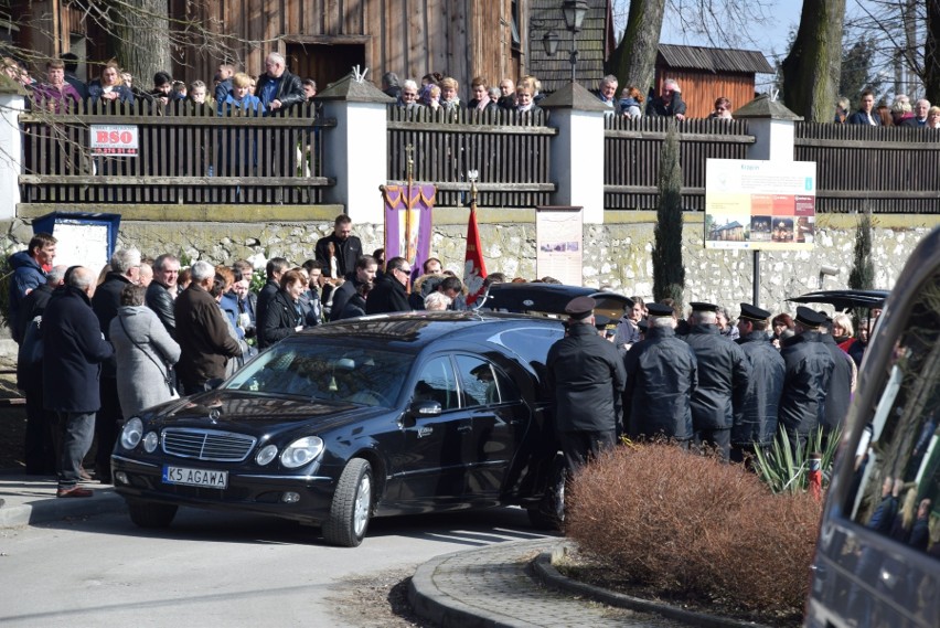 Pogrzeb ofiar rodzinnej tragedii w Zelczynie. Matka i trójka jej dzieci spoczęli w jednym grobie