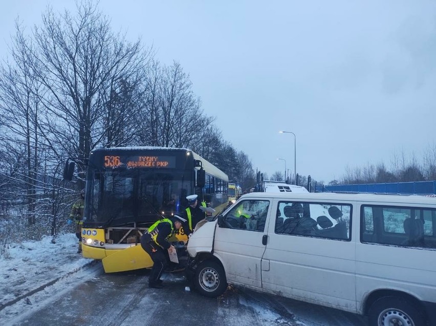 Autobus Przedsiębiorstwa Komunikacji Miejskiej zderzył się z busem w Tychach. Dziewięć osób odniosło obrażenia