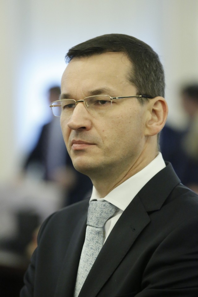 Mateusz Morawiecki, wicepremier:  Mamy w Polsce system degresywny, czyli taki, w którym obciążenia wraz ze wzrostem dochodów maleją. W większości krajów rozwiniętych stawka podatkowa dla tych, którzy zarabiają więcej, jest wyższa niż dla tych, którzy zarabiają mniej. W tym kierunku chcemy zmierzać. Moim zdaniem zarabiającym więcej nie powinna też przysługiwać kwota wolna od podatku.   Przedsiębiorca nie może być opodatkowany tak samo jak pracownik na etacie, bo inwestuje, ryzykuje całym swym majątkiem i pracuje 16 godzin dziennie. Nie rozważamy likwidacji podatku dla przedsiębiorców. Chcemy natomiast rozwiązać problem osób prowadzących drobną działalność gospodarczą. Dziś przy dochodzie 3 tys. zł muszą zapłacić 1,2 tys. zł na ZUS i 19 proc. podatku, przez co w kieszeni zostaje 1 tys. zł. To skłania do ucieczki w szarą strefę. Obniżając daniny dla nich, będziemy skłaniali tych ludzi do wyjścia z szarej strefy.