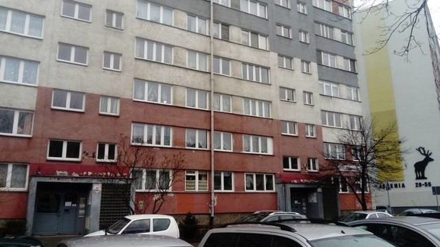 Oleksandr P. był klientem ofiary. Monitoring, pokazujący wejście do bramy w bloku na Popowicach, nagrał go przed południem 3 lutego jak wchodzi i wychodzi po jakimś czasie.