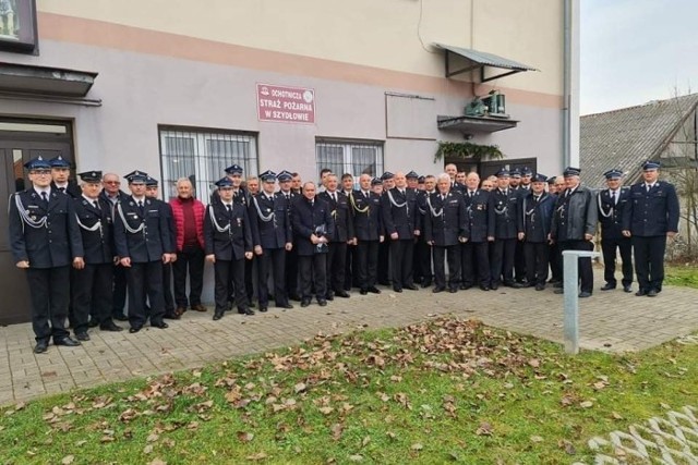 Delegaci podczas ostatniego zjazdu przed siedzibą Ochotniczej Straży Pożarnej w Szydłowie.