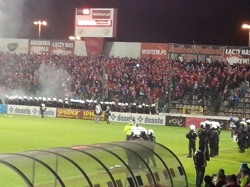 Widzew - GKS 1:1. Policja weszła na stadion, kibice nie wychodzą z trybun