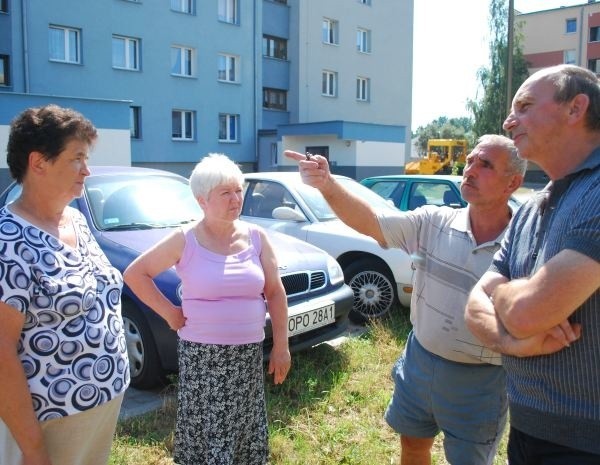 - Tam, gdzie teraz stoi śmietnik, jest dość miejsca na kontenery i na samochody. Nie trzeba przenosić koszy pod nasze bloki  - uważają mieszkańcy (na zdjęciu od lewej): Janina Widera, Janina Majewska, Stanisław Kozłowski i Marian Majewski.