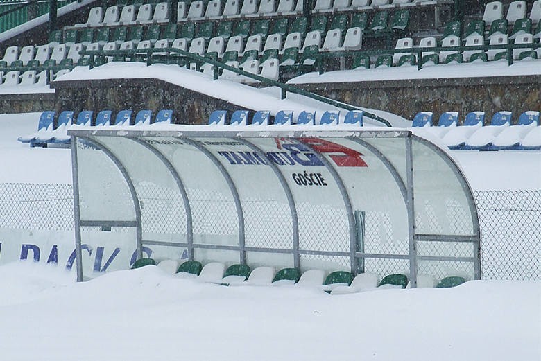 Stadion Okocimskiego Brzesko po opadach śniegu