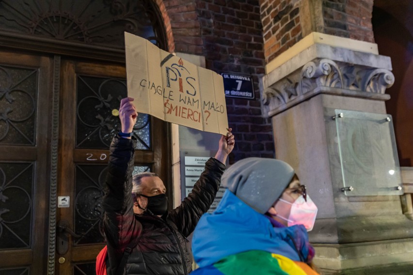 Kraków. Manifestacja przed krakowską siedzibą PiS. "Żyjemy w kraju, w którym kobiety boją się zachodzić w ciążę"