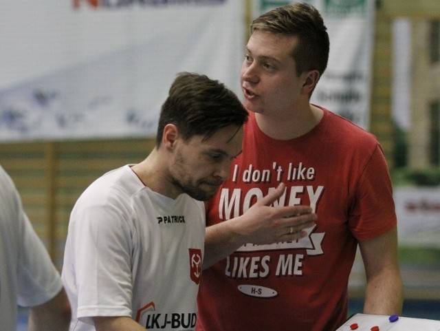 Trener Marcin Raczkowski (z prawej) i Marcin Łobodziec z Futsal Team Brzeg nie są zadowoleni z zakończonego sezonu.
