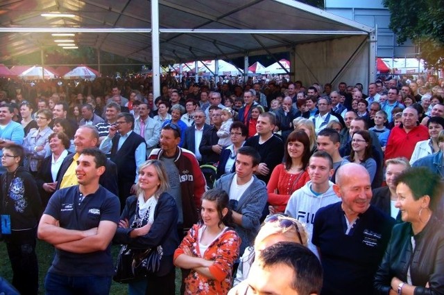 Kilka tysięcy osób przyszło do parku miejskiego w Strzelcach Opolskich na Pożegnanie Lata i Święto Chleba. Na scenie wystąpili m.in.: kapela InoRos, raper Jarecki, zespół Duo Fenix i Kabaret Młodych Panów.