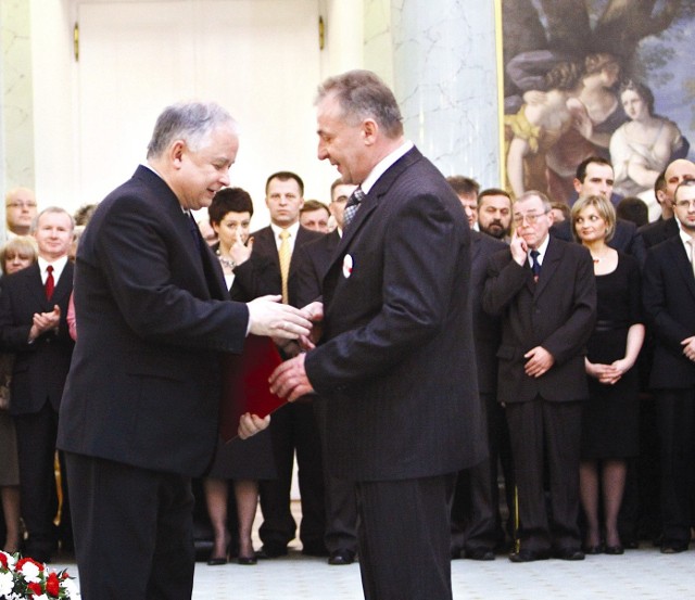 Lech Kaczyński, prezydent RP gratuluje wicemistrzostwa Markowi Leśniakowi, właścicielowi Zakładu Przetwórstwa Mięsnego „Leśniak” ze Strzyżowa.