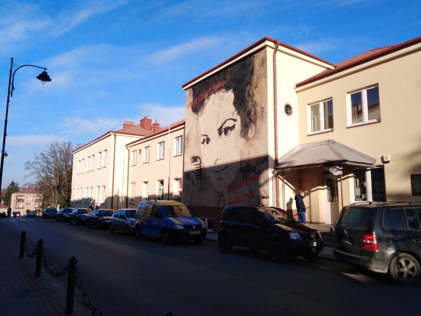 W Tyczynie powstał mural dla upamiętnienia wokalistki Kasi Sobczyk