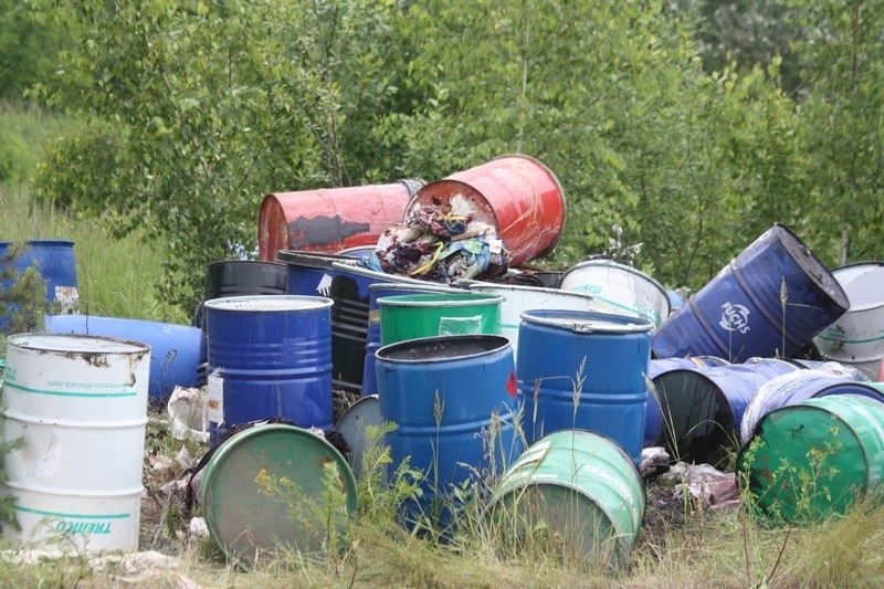 Niebezpieczne odpady w Ogrodzieńcu: Kolejne beczki w byłej cementowni [ZDJĘCIA]