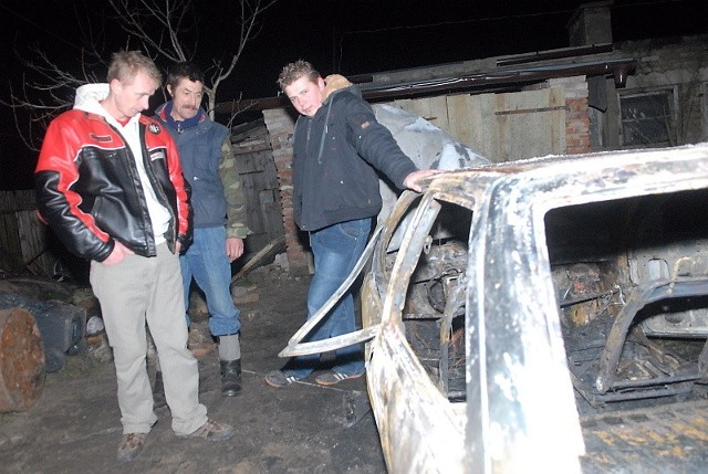 Mężczyźni z Bukwicy w sobotę wieczorem uratowali sąsiada, który zamknął się w samochodzie i podpalił. Auto spłonęło doszczętnie.