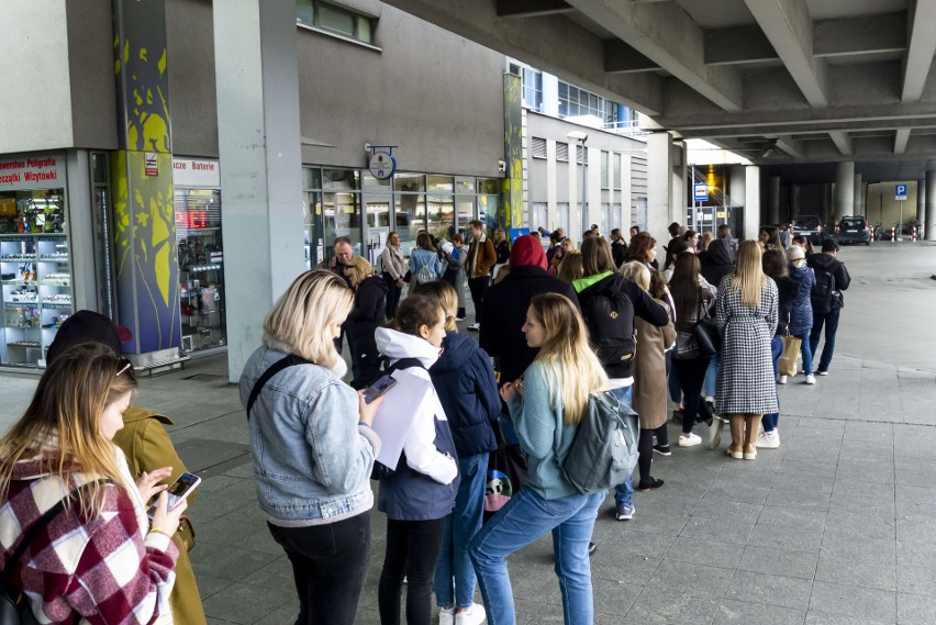 Kraków. Tłumy studentów pod punktami sprzedaży biletów. Tworzą się duże kolejki