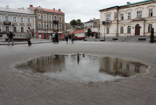 W tym roku, po zimowej przerwie fontanny na radomskim deptaku nie zostały jeszcze uruchomione. Trwa usuwanie usterek.