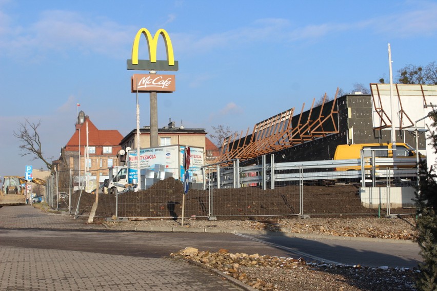 Budowa pierwszej restauracji sieci McDonald's w Piekarach...