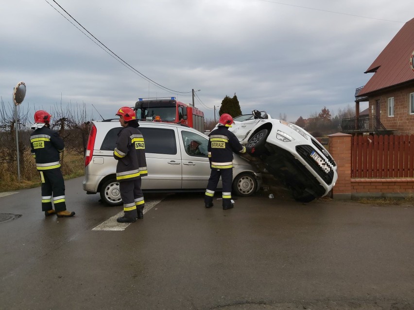 Wypadek na skrzyżowaniu w Tarnobrzegu. Dwie osoby ranne w zderzeniu dwóch samochodów [ZDJĘCIA]