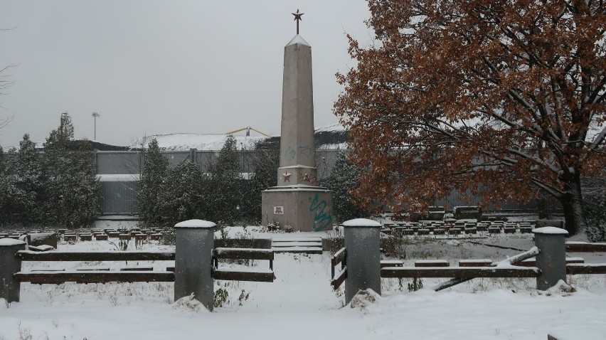 Pomnik żołnierzy Armii Czerwonej trafił na cmentarz w...