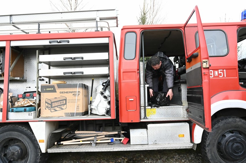Wozy strażackie pełne sprzętu i materiałów dla dzieci jadą ze Świętokrzyskiego na Ukrainę. Fantastyczna akcja pomocy nie ustaje