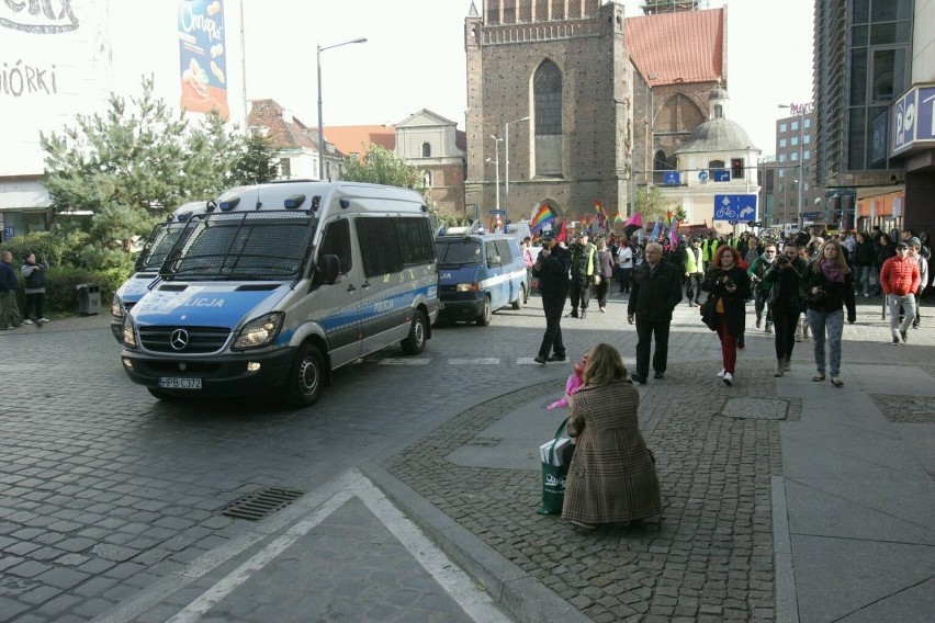 Marsz Równości w asyście policji. NOP-owcy w małych grupach, rzucali jajkami (ZDJĘCIA, FILM) 