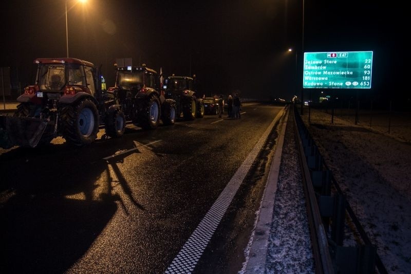 Od ubiegłego tygodnia protestują  rolnicy na krajowej 19 w...