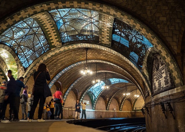 Pierwsze metro na świecie wybudowano w Londynie pod koniec XIX w. Od tamtej pory budowę podziemnej sieci transportowej podjęło wiele miast, jednak nie wszystkie tunele i stacje są używane do dziś. Zobacz galerię niezwykłych, opuszczonych obiektów metra, które potrafią zachwycić lub wzbudzić dreszcze.Licencja