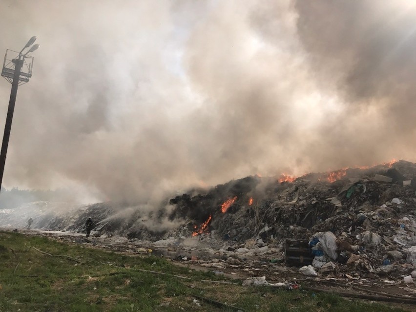 Pożar wysypiska śmieci w Woli Łaskiej koło Zduńskiej Woli