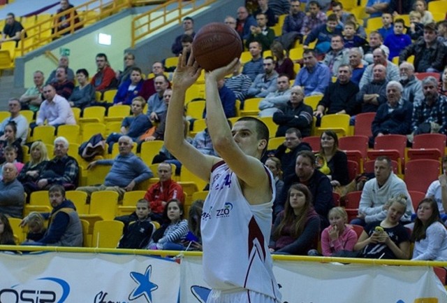 Hubert Pabian rzucił 15 punktów trzykrotnie trafiając trójkę.