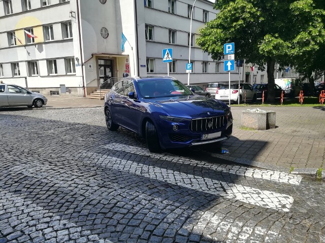 Kierowca maserati zaparkował na skrzyżowaniu i przejściu dla pieszych w rejonie ul. Kopernika w Rzeszowie.