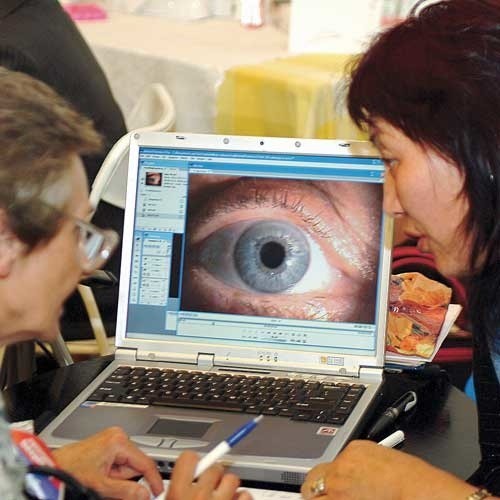 Na ubiegłorocznych targach nie brakowało osób zainteresowanych poradami irydologa, który potrafi ocenić stan zdrowia na postawie badania tęczówki oka.