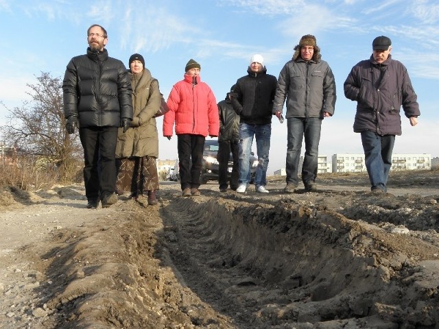 Mieszkańcy ulicy Rąbińskiej dość już mają dziur, w które muszą codziennie wpadać