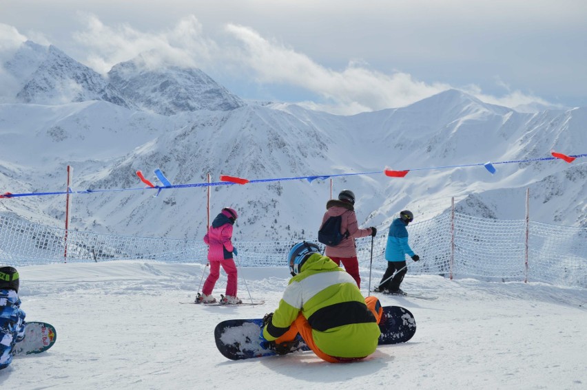 Tatry. Kasprowy Wierch oblężony przez narciarzy i turystów [ZDJĘCIA]