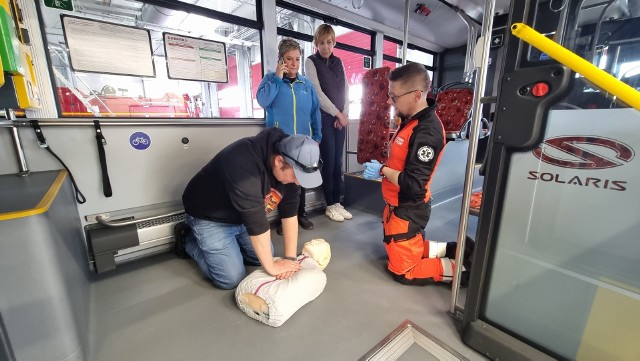 Kontrolerzy biletów w opolskich autobusach miejskich MZK przeszli szkolenie z udzielania pierwszej pomocy