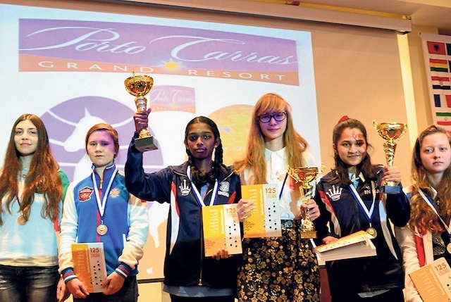 Alicja Śliwicka (trzecia od prawej) wśród triumfatorek szachowych mistrzostw świata w Porto Carras