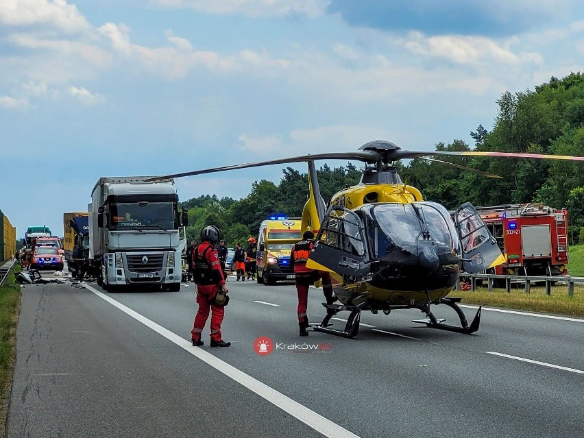 Zderzenie ciężarówek na autostradzie A4. Lądował helikopter LPR