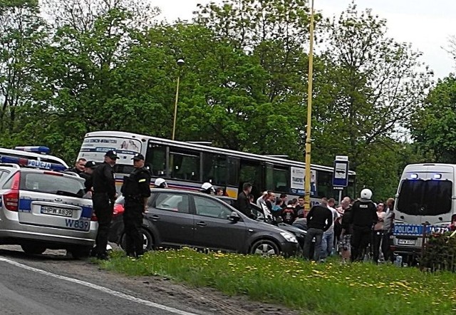 Kibice starli się z policją po meczu Błękitni Stargard - Kotwica Kołobrzeg.