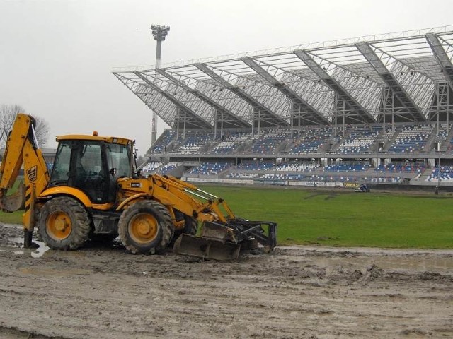 Na Stadionie Miejskim trwają prace przy budowie nowej trybuny i przebudowie toru żużlowego.