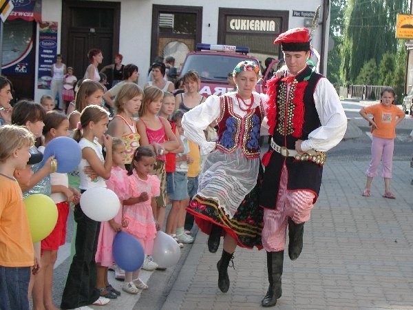 Para taneczna z zespołu "Płomienie"przy  dźwiękach kapeli ludowej tańczyła w strojach  szlacheckich, kujawskich i krakowskich.